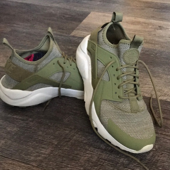 olive green tennis shoes
